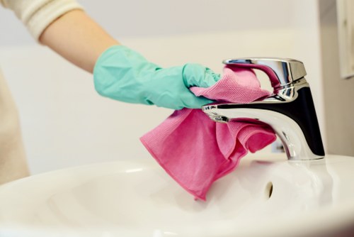 Detailed kitchen cleaning during end of tenancy cleaning in SE5